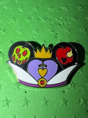 New 2024 Disneyland Hidden Mickey Snow White Evil Queen Ear Hat Pin
